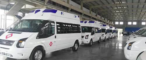 工廠車間等待生產(chǎn)車輛